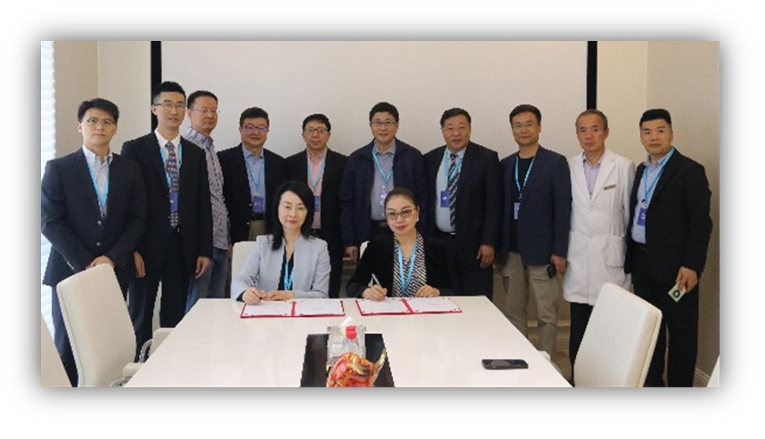 Professor Man Kwan, President of HKSA, and Ms. Zhang Jihong, President of Mingdao Clinic, signed the cooperation agreement