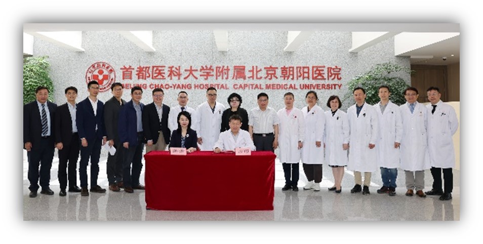 Professor Man Kwan, President of HKSA, and Professor Ji Zhili, Secretary of the Party Committee of Beijing Chaoyang Hospital, signed the cooperation agreement