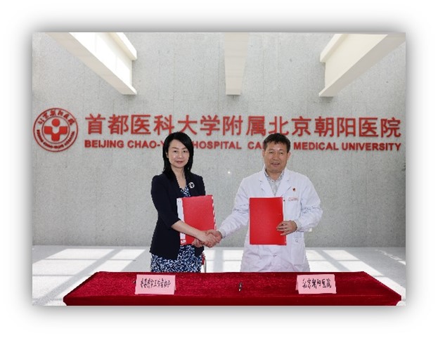 Professor Man Kwan, President of HKSA, and Professor Ji Zhili, Secretary of the Party Committee of Beijing Chaoyang Hospital, signed the cooperation agreement