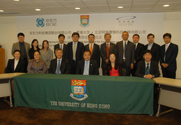 HKU Vice-Chancellor Professor Lap-Chee Tsui (center, first row), President of BOE Technology Group Limited Mr Wang Dongxing (3rd from left, first row) and President of Beijing Aglaia Technology & Development Limited Ms CAI Phoebe (2nd from right, first row)